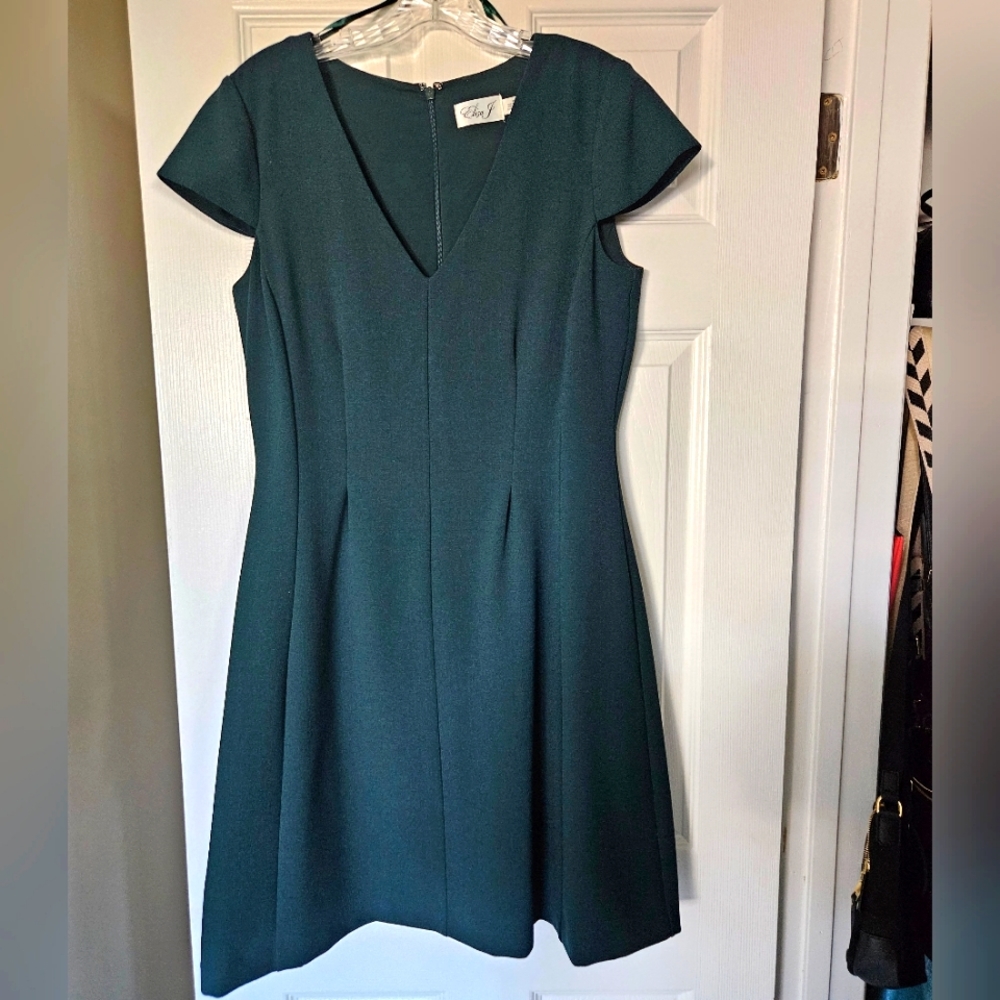 Forrest green A-line dress with cap sleeves 💚